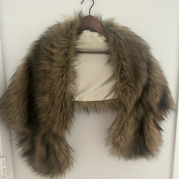Faux Fur Wrap Around - Picture 6 of 7